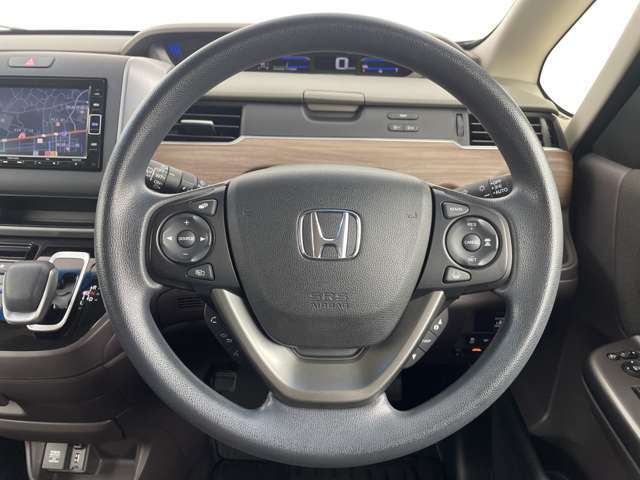 【ハンドル】『ハンドル/ステアリング』の画像になります。写真の内容に関してご不明点、ご質問等がございましたらお気軽にガリバー店舗までお問い合わせください。