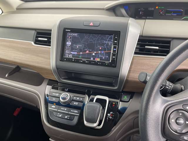 【運転席操作部】『運転席周辺の装備』の画像になります。快適なドライブを楽しむための機能が装備されています！運転席から触れるので使いやすいです！