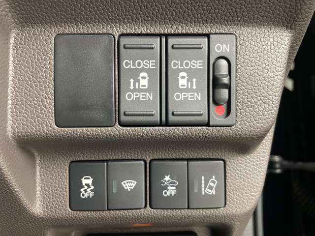 【運転席操作部】『運転席周辺の装備』の画像になります。快適なドライブを楽しむための機能が装備されています！運転席から触れるので使いやすいです！