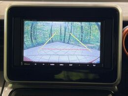 【バックカメラ】駐車時に後方がリアルタイム映像で確認できます。大型商業施設や立体駐車場での駐車時や、夜間のバック時に大活躍！運転スキルに関わらず、今や必須となった装備のひとつです！