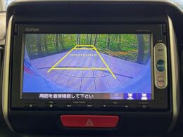 【バックカメラ】駐車時に後方がリアルタイム映像で確認できます。大型商業施設や立体駐車場での駐車時や、夜間のバック時に大活躍！運転スキルに関わらず、今や必須となった装備のひとつです！