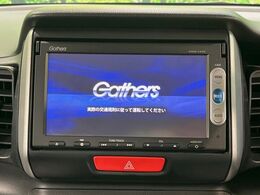 【純正ナビ】人気の純正ナビを装備しております。ナビの使いやすさはもちろん、オーディオ機能も充実！キャンプや旅行はもちろん、通勤や買い物など普段のドライブも楽しくなるはず♪