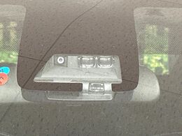 【プリクラッシュセーフティ】前方の車両等を検知し、衝突しそうな時は警報で注意を促し、ブレーキを踏む力をサポート。ブレーキを踏めなかった場合は衝突被害軽減ブレーキが作動、衝突回避をサポートします。