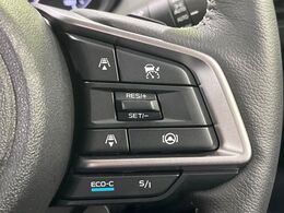 【全車速追従機能付クルーズコントロール】高速道路での長距離走行が楽に！！自動で速度を保つクルーズコントロールが、衝突軽減システムと連携し、前方の車両を感知して車間を保つように速度調節してくれます！！