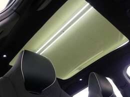 ガラスルーフが装備されており、開放感のあるインテリアとなっております。