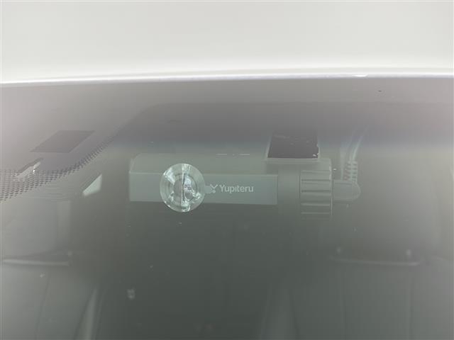 【ドライブレコーダー】映像・音声などの運転中の記録を残します。事故などを起こした起こされた時の証拠になりえますので、もしも時でも安心ですね。