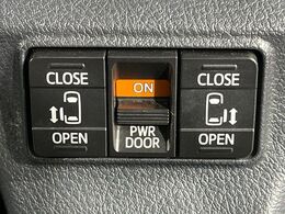 【両側スライドドア】駐車場で隣の車との間隔が狭く乗りにくい時、スライドドアなら安心！ドアオープン時も幅を取らず、開口部が広いので乗り降りがとっても簡単です。大きな荷物の出し入れも後席から可能♪