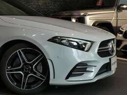 （ブラインドスポットアシスト・ディスタンスパイロットディストロニック・レーンキーピングアシスト）等豪華装備です！！　純正HDDナビ・地デジ・ETC＆純正18インチアルミホイール付！！