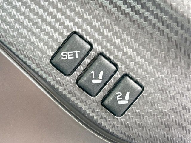 【メモリー機能付きパワーシート】ドライバーごとに設定したシート位置を記憶して、ボタン一つで切り替えできる便利な機能！運転する方が複数名いらっしゃるご家庭におすすめです♪