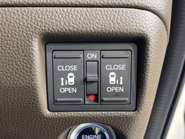 【両側パワースライドドア】スマートキーや運転席のスイッチで後席両側スライドドアの開閉が可能♪電動だから力を入れてドアを開ける必要が無く、小さなお子様でも簡単に開け閉めでき快適です♪