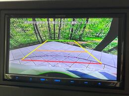 【バックカメラ】駐車時に後方がリアルタイム映像で確認できます。大型商業施設や立体駐車場での駐車時や、夜間のバック時に大活躍！運転スキルに関わらず、今や必須となった装備のひとつです！