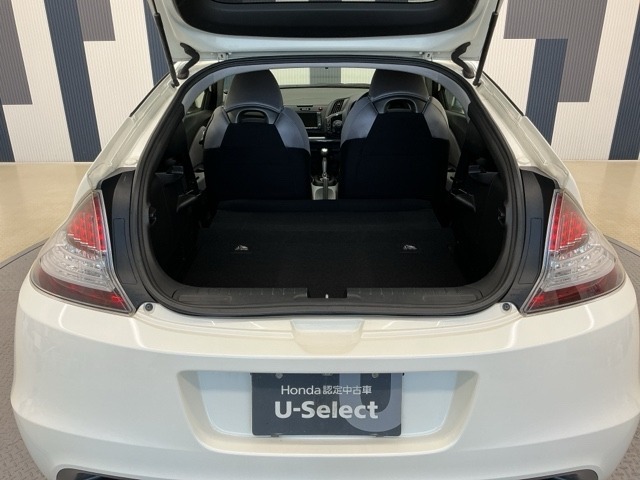 リアシートを倒すことでほぼフラットの状態となります。スペースを広く有効にご活用いただけます。