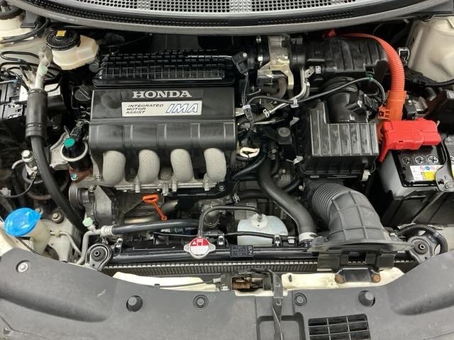 技術が詰まったエンジンルームもご覧の通りピカピカにクリーニング済みです。ハイブリッドなのでお財布にも環境にも優しいです。