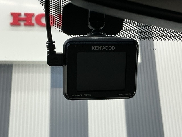 社外ドライブレコーダーがフロントに付いております！万が一の時や楽しいドライブシーンの記録・再生が可能です！