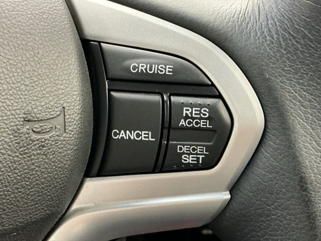 アクセルから足を離しても設定したスピードを保ち走行し、高速道路での疲労軽減に役立つクルーズコントロール付きです！