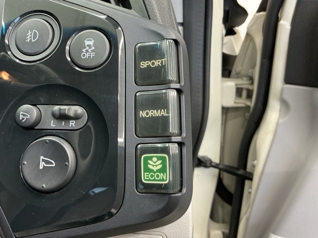 足元・下方向をワイドに照らしてくれるフォグライト、万が一の時にあると心強い横滑り防止装置、エンジンやエアコンなどを協調制御し燃費の向上に有効なECONスイッチ付きです！