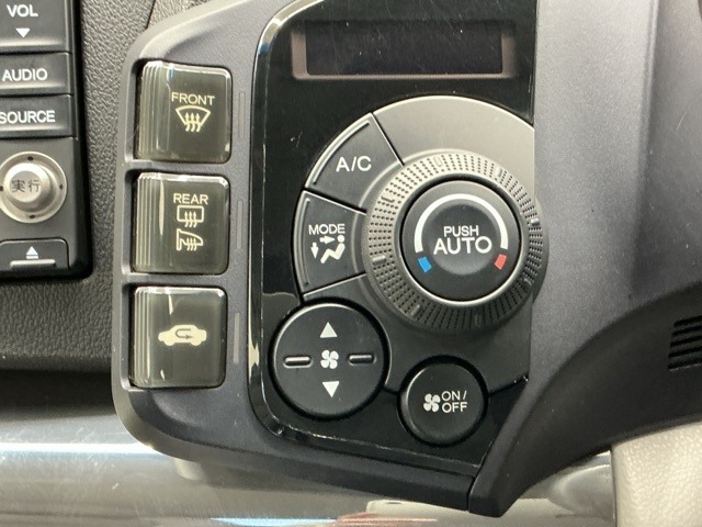 オートエアコン付きです！お好みの温度をセットするだけでエアコンの風量などを自動でコントロール。快適な車内でお過ごしいただけます。