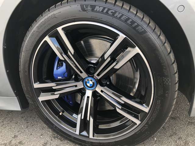 BMW純正18インチホイール。洗練されたデザインで、足元の個性を引き立てます。