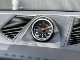 特別なクルマを選ぶための贅沢な空間をご用意。ゆったりと落ち着いた空間でコーヒーを飲みながら車選びをお楽しみください。