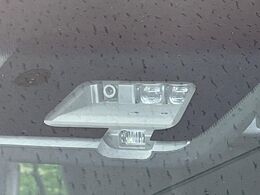 【三菱e-Assist】走行中に前方の車両等を認識し、衝突しそうな時は警報とブレーキで衝突回避と被害軽減をアシスト。より安全にドライブをお楽しみいただけます。