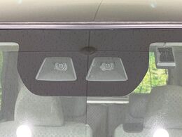 【スマートアシスト】走行中に前方の車両等を認識し、衝突しそうな時は警報とブレーキで衝突回避と被害軽減をアシスト。より安全にドライブをお楽しみいただけます。