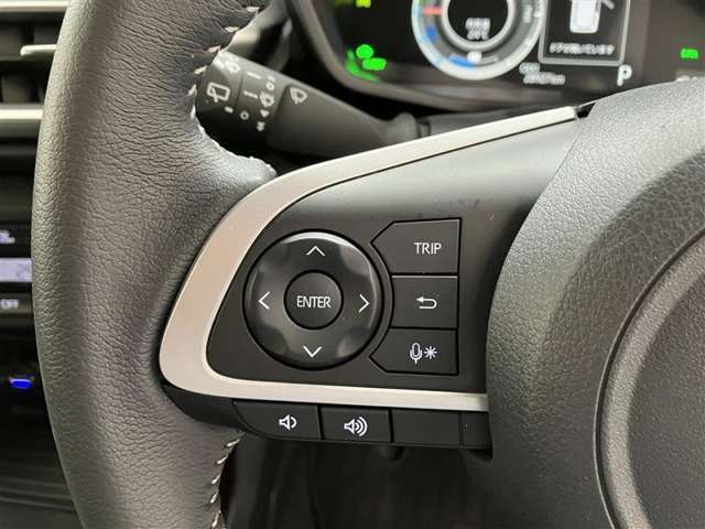 運転中、オーディオの操作をしてて、ハッとしたことはありませんか？ステアリングスイッチは、運転中でもハンドルでオーディオの操作が可能です。安全なドライブをサポートします。
