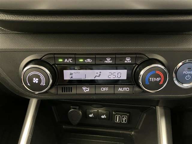 オートエアコンは温度を設定するだけで、自動で風量などを設定してくれます。運転しながら操作も必要ないので、安全性も向上します。