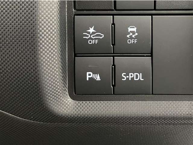 クリアランスソナーは、車両と壁などの静止物とのおおよその距離を超音波センサーによって検知して駐車時などの安全性を高めてくれます。