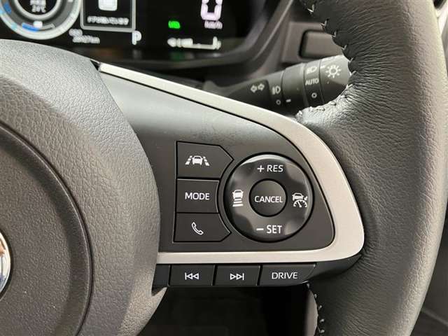 前方の車との車間を設定し、スピードを上げたり緩めたりを自動で行ってくれる追尾式の「レーダークルーズ」。上級装備の一つです！高級車にしかつかない嬉しい機能です。