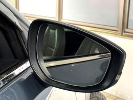 【ブラインドスポットモニタリング】走行中、ドアミラーの死角になりやすい箇所に後続車が接近するとサイドミラー付近に警告を表示、ドライバーに注意喚起をしてくれます。