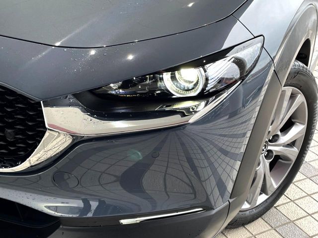 【LEDヘッドライト】悪天候や夜間走行時も良好な視界を確保し安心して運転できる高輝度LEDヘッドライトを装備！点灯速度が早く、消費電力も抑えられています。