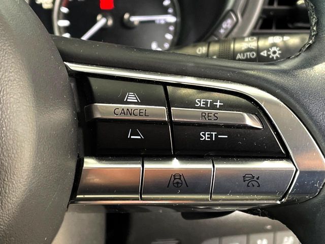 【マツダ・レーダークルーズコントロール】高速道路での長距離走行が楽に！自動で速度を保つクルーズコントロールが、衝突軽減システムと連携し、前方の車両を感知して車間を保つように速度調節してくれます！！