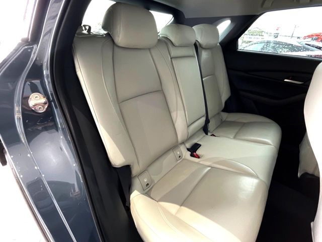 後部座席も気になるようなキズ・汚れやへたり等、大きなダメージはなく、良好な状態です。