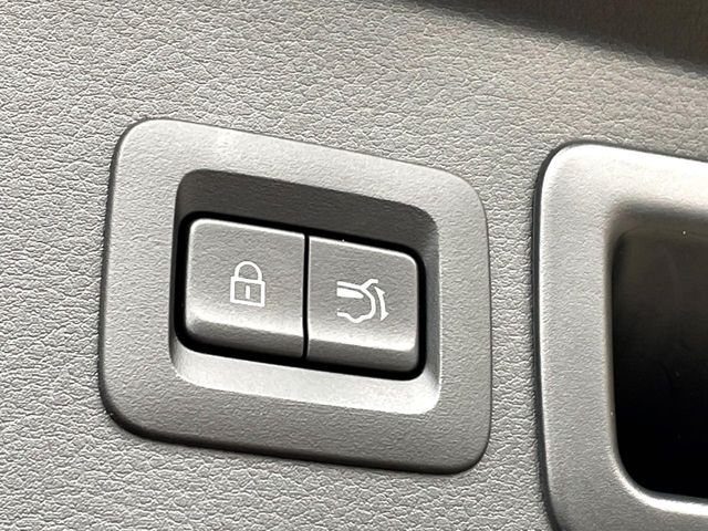 【パワーバックドア】スマートキーや運転席のボタンを押すだけでリアゲートが自動で開閉します！荷物を持っている時や、高い位置にあるバックドアを閉める際に便利な機能です♪