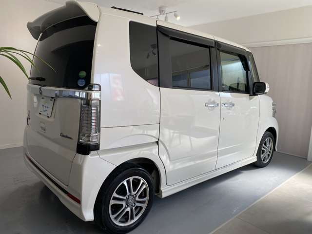 リアはプライバシーガラスなので安全性、防犯性は◎♪またUVカットの効果もあり嬉しい限りです♪