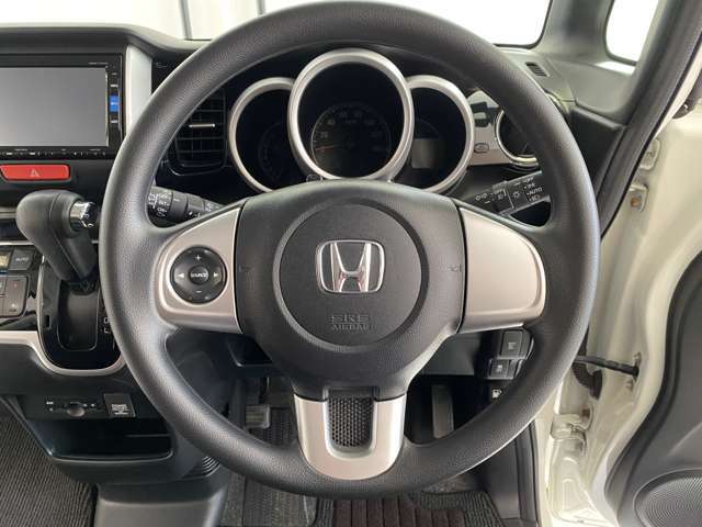 ステアリング♪ハンドルカバーの取付も可能です。お気軽にご相談ください♪