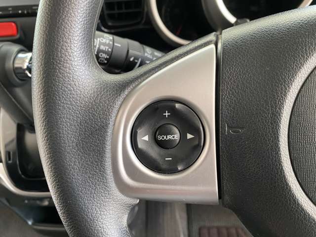 ステアリングにはオーディオ操作スイッチ付き！