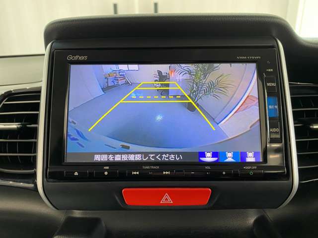 嬉しいバックカメラ付きです♪バック駐車が苦手な方でも安心して後方を確認する事が出来ます♪ガイドライン付きです♪
