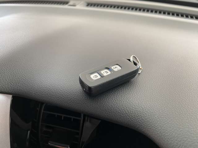 スマートキーなので鍵の開け閉め、エンジン始動は鍵をささなくてOK♪こちらをポケットに入れておくだけです♪