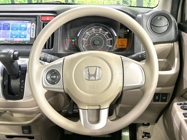 インテリアに合わせたデザインのステアリングは、運転される方のことも考え、運転しやすい形状、大きさです。是非一度、実際に触ってお確かめください。