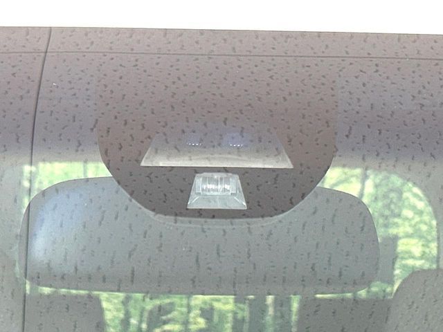 【シティブレーキアクティブシステム】低速走行中に前方の車両等を認識し、衝突しそうな時は警報とブレーキで衝突回避と被害軽減をアシスト。より安全にドライブをお楽しみいただけます。