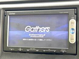 【純正ナビ】人気の純正ナビを装備しております。ナビの使いやすさはもちろん、オーディオ機能も充実！キャンプや旅行はもちろん、通勤や買い物など普段のドライブも楽しくなるはず♪