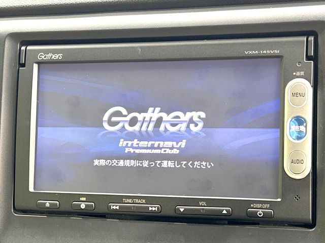 【純正ナビ】人気の純正ナビを装備しております。ナビの使いやすさはもちろん、オーディオ機能も充実！キャンプや旅行はもちろん、通勤や買い物など普段のドライブも楽しくなるはず♪