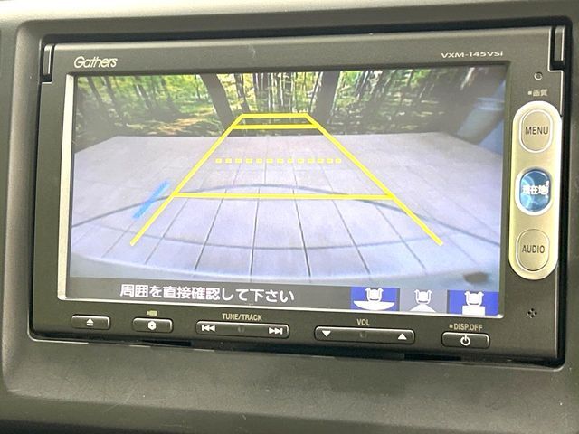 【バックカメラ】駐車時に後方がリアルタイム映像で確認できます。大型商業施設や立体駐車場での駐車時や、夜間のバック時に大活躍！運転スキルに関わらず、今や必須となった装備のひとつです！