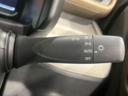 【オートライト】周りの明るさに応じて自動でヘッドライトの点灯・消灯ができる機能です！ライトの付け忘れ・消し忘れなどが無くなり、雨の日や夕方の走行も安心！トンネル通過時も便利ですね♪