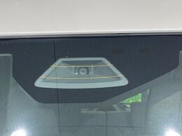 【スズキ　セーフティサポート】走行中に前方の車両等を認識し、衝突しそうな時は警報とブレーキで衝突回避と被害軽減をアシスト。より安全にドライブをお楽しみいただけます。