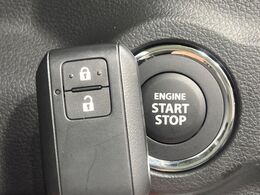 【キーレススタートシステム】カバンやポケットに入れたままでもドアの施錠・解錠が可能なスマートキーを装備。エンジンのオン・オフ時もカギを取り出す必要が無いからとっても便利です♪