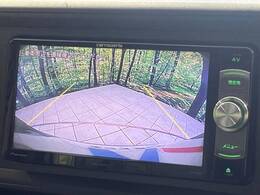 【バックカメラ】駐車時に後方がリアルタイム映像で確認できます。大型商業施設や立体駐車場での駐車時や、夜間のバック時に大活躍！運転スキルに関わらず、今や必須となった装備のひとつです！