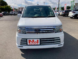 【当店のこだわり】入庫後のお車は選任スタッフによる細部清掃を実施しております。足回り、エンジンルーム、室内、室外を隅々まで綺麗にしております。展示車はピカピカです。全国配送も可能ですのでご相談下さい！