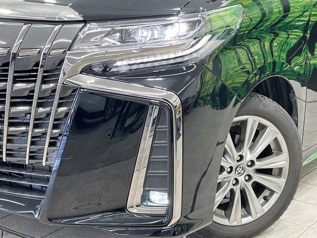 【LEDヘッドライト】悪天候や夜間走行時も良好な視界を確保し安心して運転できる高輝度LEDヘッドライトを装備！点灯速度が早く、消費電力も抑えられています。